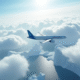 Avion moderne survole l'Antarctique avec glaciers et icebergs