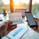 Personne tenant un e-ticket imprimé et un smartphone avec une application de billets numériques