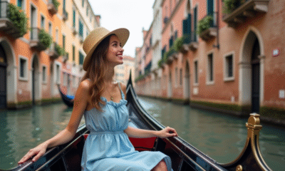 Jeune femme en robe d'été dans une gondole à Venise