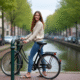 Jeune femme souriante avec vélo vintage dans une ville néerlandaise