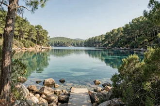 Lac salé de Mljet aux eaux turquoise entouré de forêts de pins méditerranéens, sentier longeant le rivage sur l'île croate