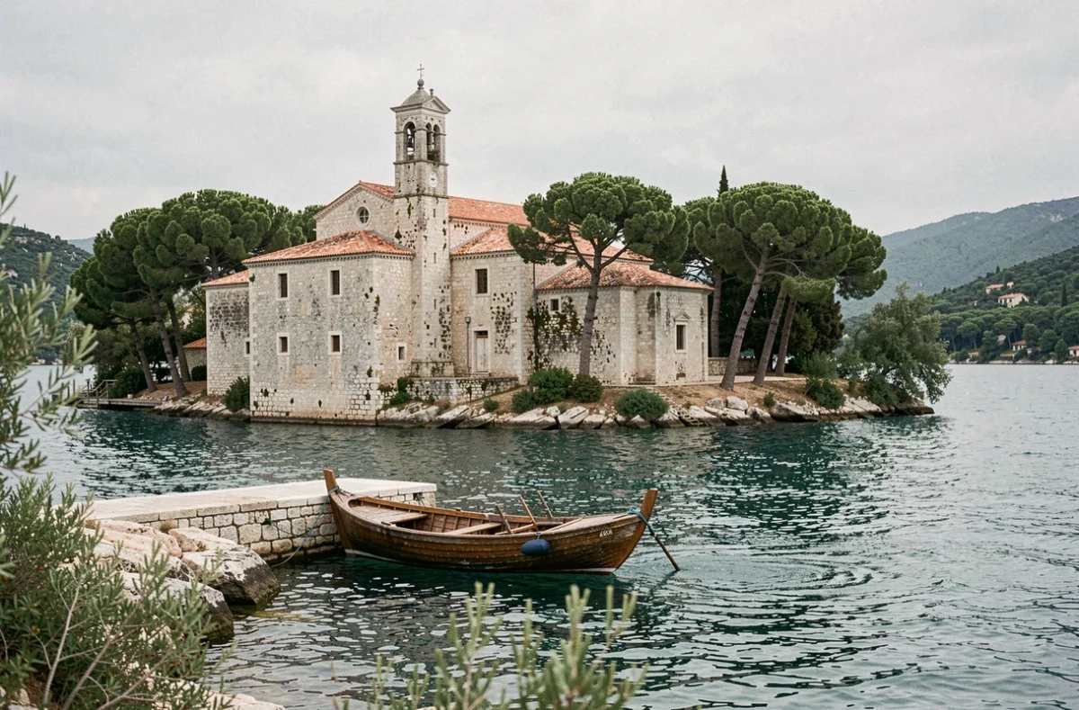 Monastère bénédictin de Saint-Marie sur son îlot du lac Veliko jezero à Mljet, avec barque amarrée au quai en pierre