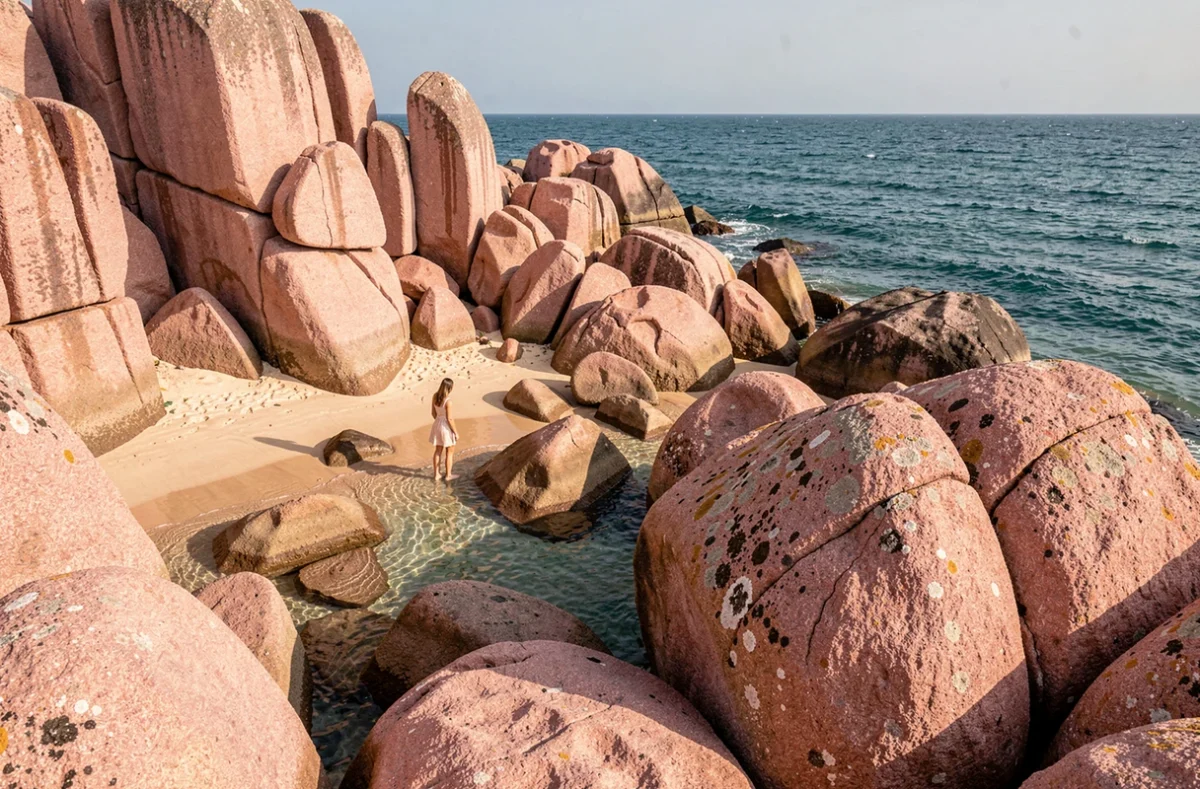 La plage du Coz-Pors à Trégastel entourée de rochers de granite rose caractéristiques de la Côte de Granit Rose